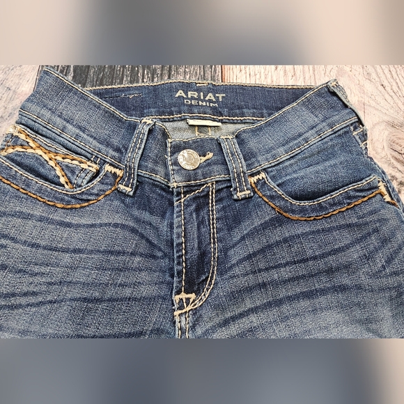 Ariat Bermuda Jeans Shorts Thick Thread Distressed Women's Size 26R Inseam 9.5 - Picture 2 of 8